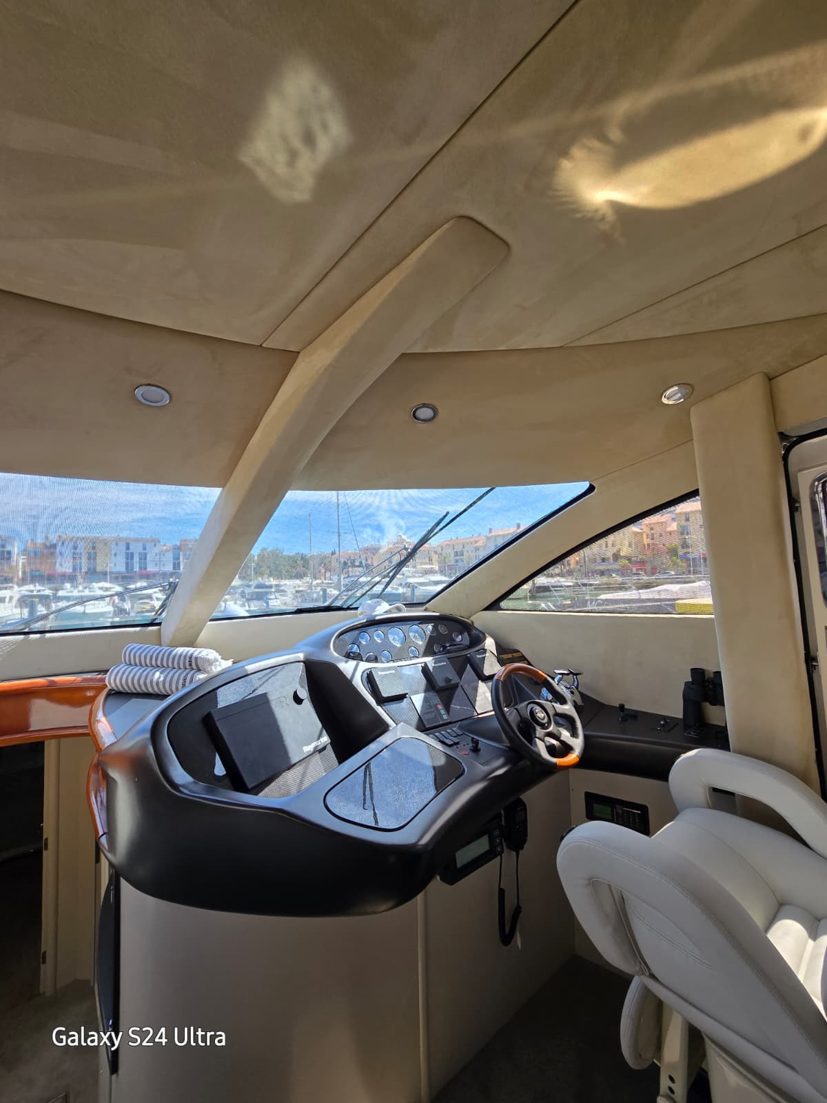 Experiência única em iate de luxo em Vilamoura.